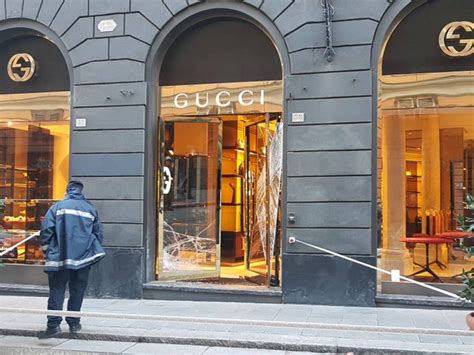 Spaccata nel negozio Gucci di via XXV Aprile, rubate 